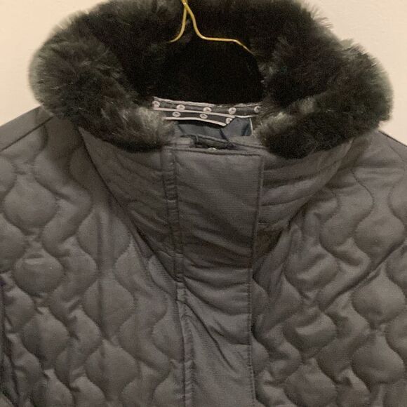 Marmot St. Moritz Black Quilted Woman’s Jacket with Faux Fur Collar. Size Small - Picture 2 of 13